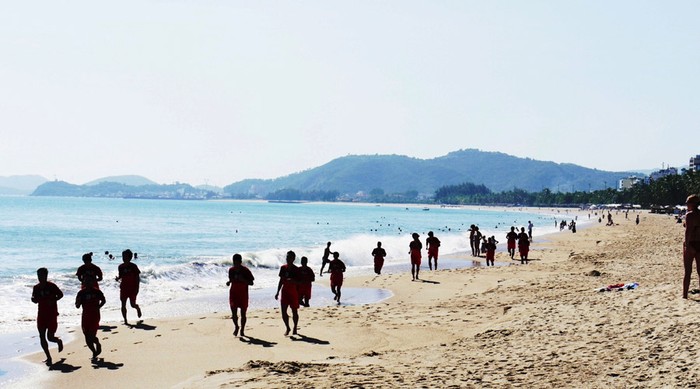 Các cầu thủ xuất phát chạy dọc bãi biển.